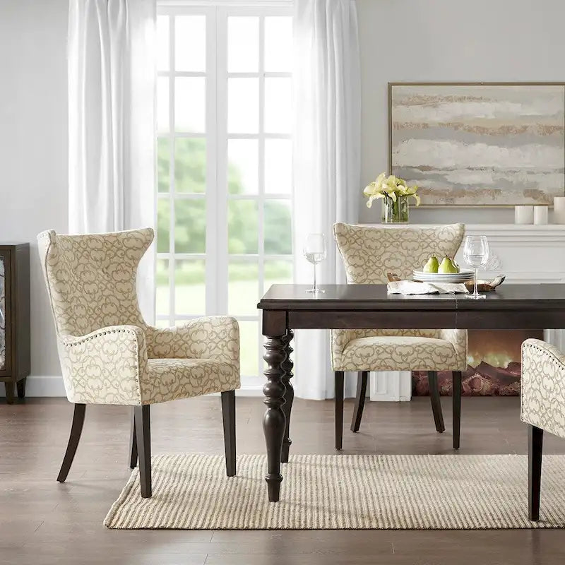Chaise de salle à manger à oreilles avec accoudoirs, revêtement floral beige, clous décoratifs en bronze et pieds en bois foncé