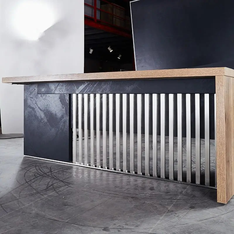 Bureau de direction en L avec plateau en bois et cadre en acier