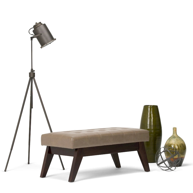 Banc ottoman rectangulaire capitonné en similicuir avec pieds en bois foncé, style milieu du siècle
