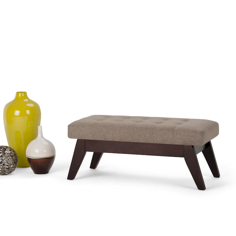 Banc ottoman rectangulaire capitonné en similicuir avec pieds en bois foncé, style milieu du siècle