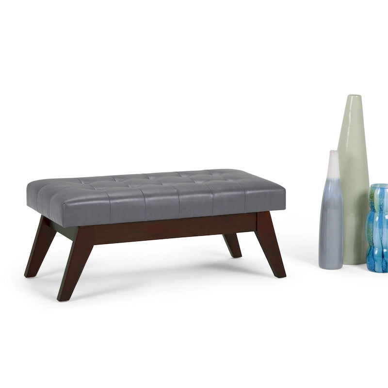Banc ottoman rectangulaire capitonné en similicuir avec pieds en bois foncé, style milieu du siècle