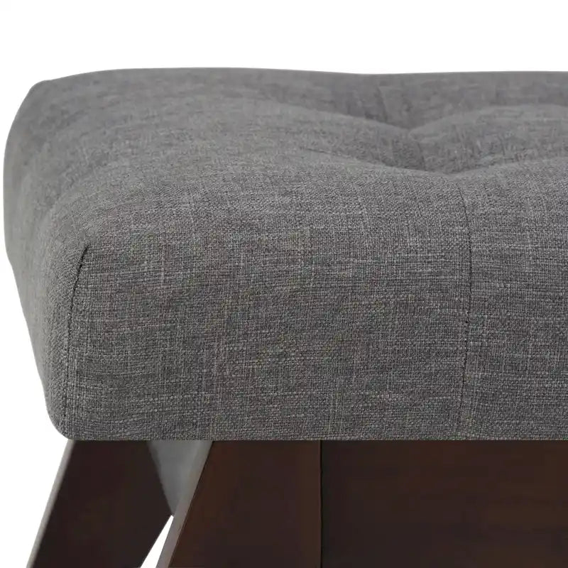 Banc ottoman rectangulaire capitonné en similicuir avec pieds en bois foncé, style milieu du siècle