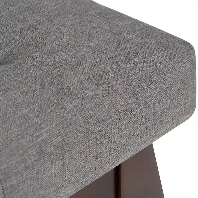 Banc ottoman rectangulaire capitonné en similicuir avec pieds en bois foncé, style milieu du siècle