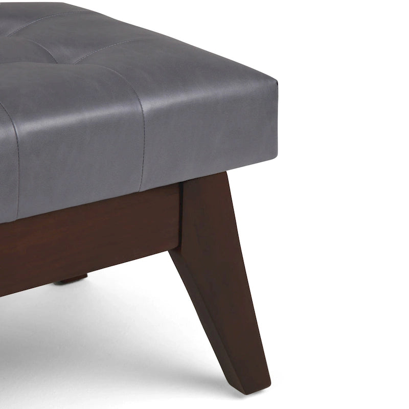 Banc ottoman rectangulaire capitonné en similicuir avec pieds en bois foncé, style milieu du siècle